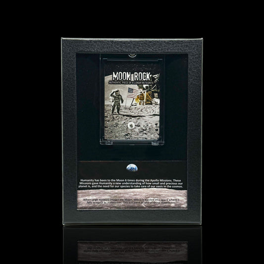 Meteorito lunar en caja de coleccionista