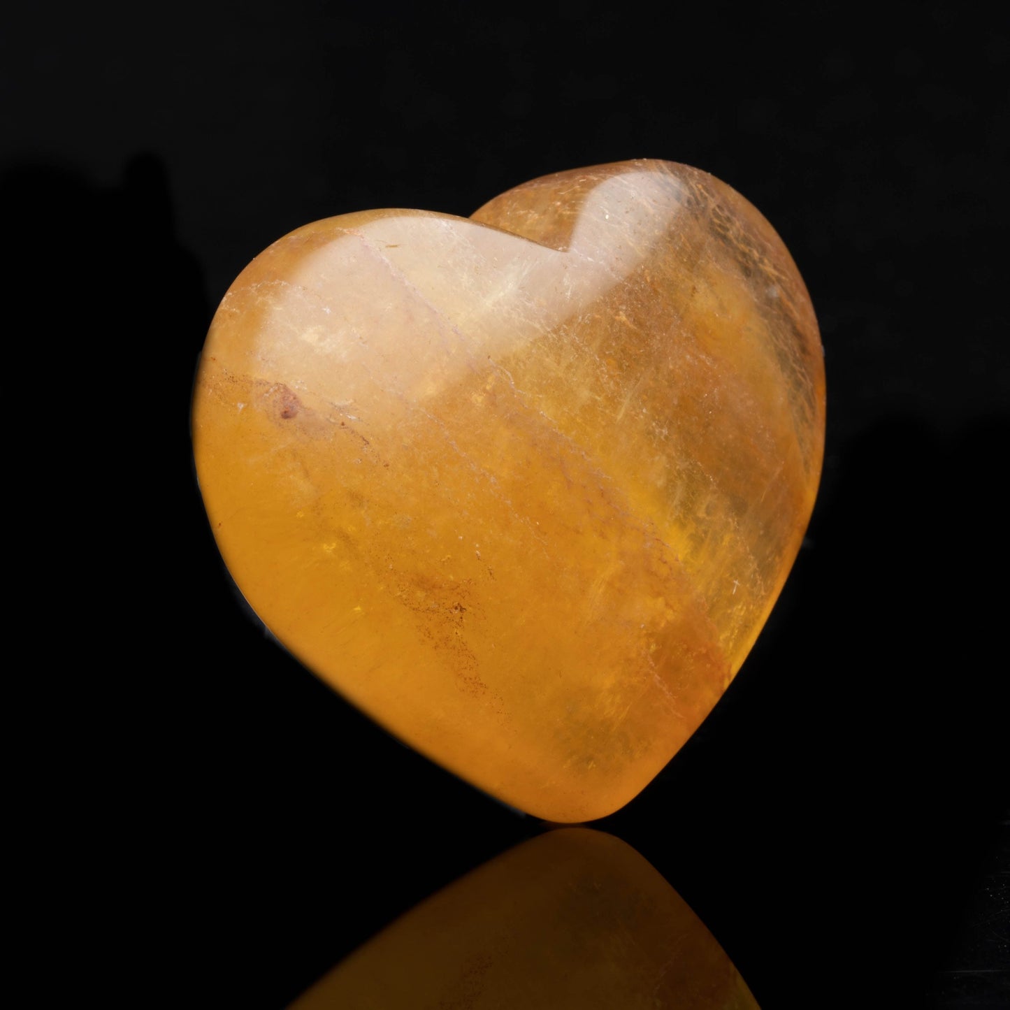 Corazón de fluorita amarilla con bandas talladas a mano