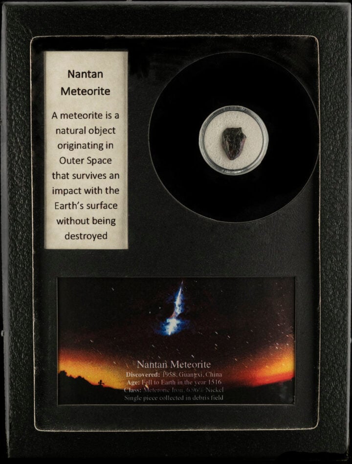 SQ2849523_Nantan_Meteorite_in_Collectors_Box_69_4.jpg