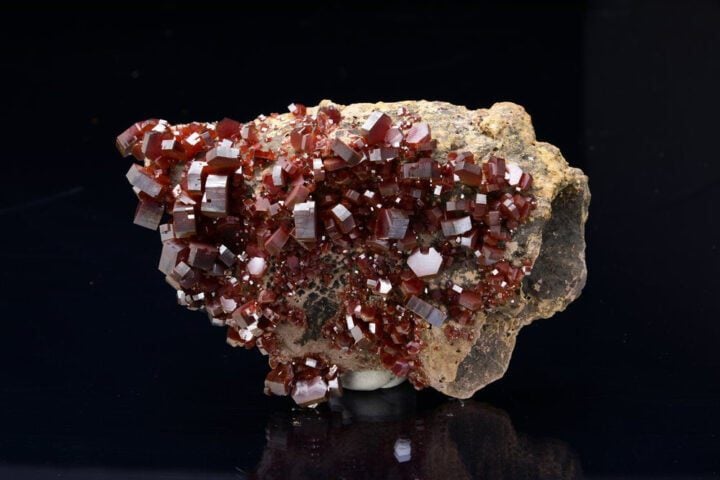 SQ7751494_Vanadanite_2500_1.jpg