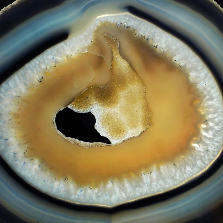 Agate slice with crisp white core and contrasting edges