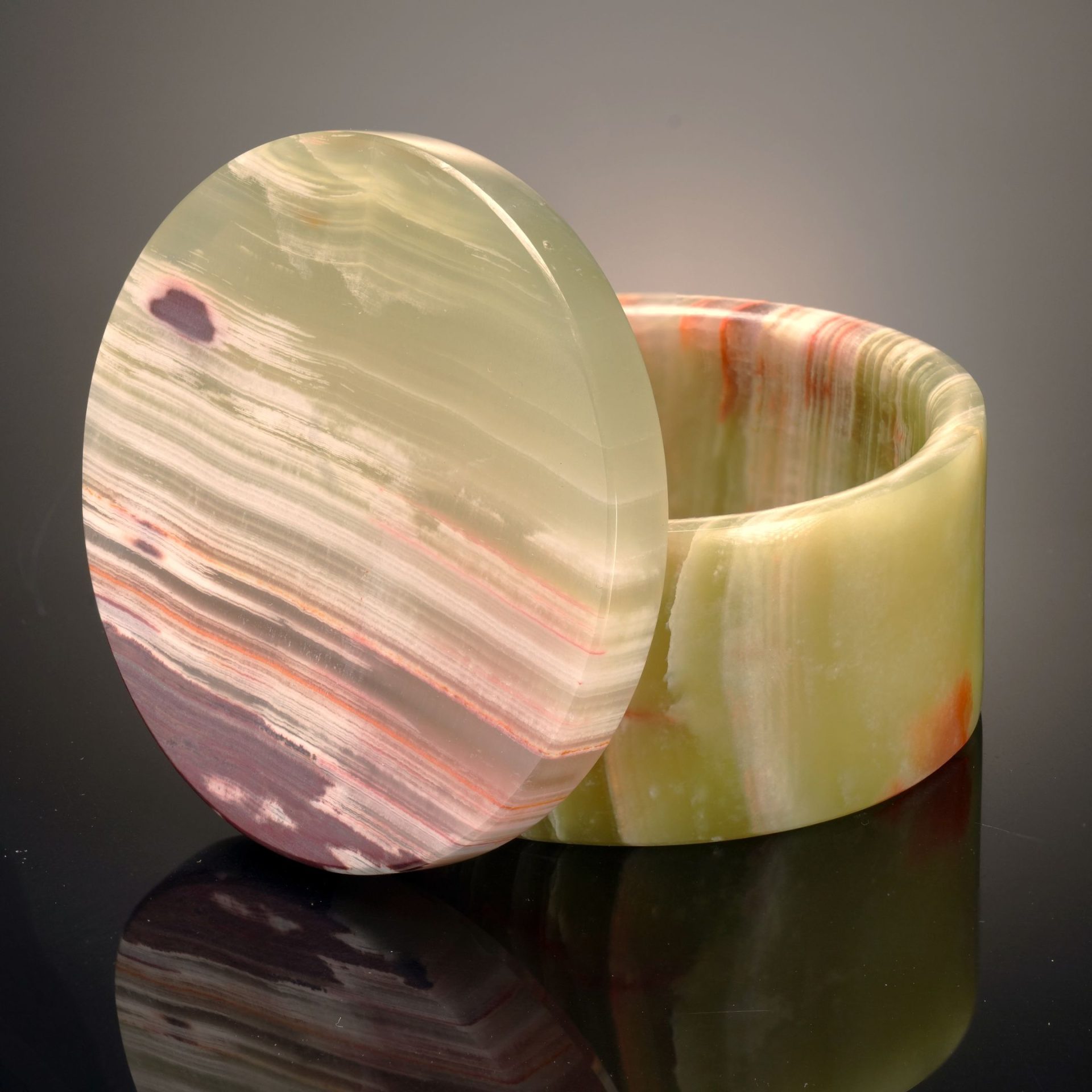 Hand‑Carved Onyx Keepsake Container from Pakistan - Natural Decor