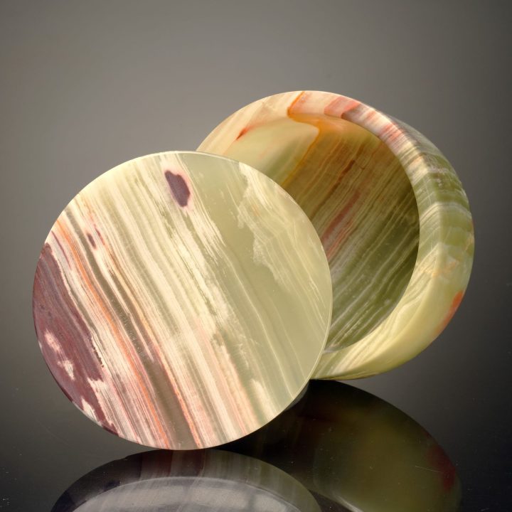 Hand‑Carved Onyx Keepsake Container from Pakistan - Natural Decor